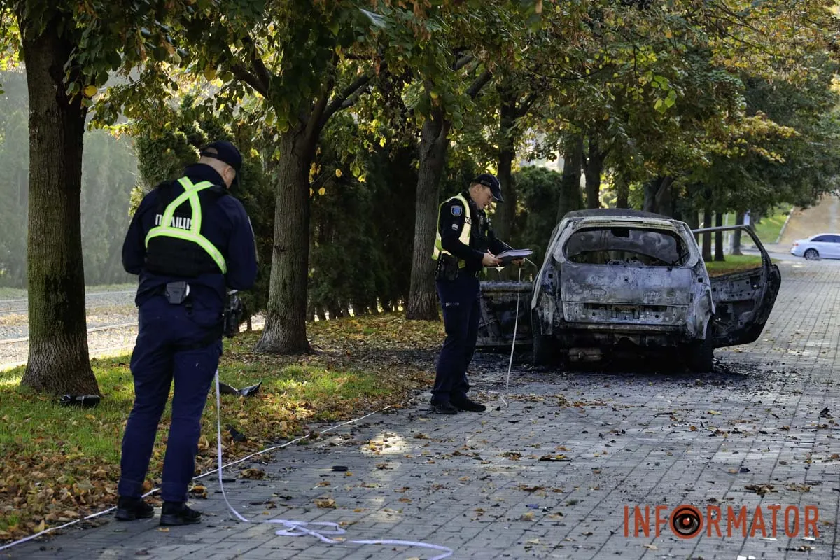 У центрі Дмитра Renault в’їхав у білборд та ліхтар: машина вигоріла вщент, момент ДТП 5