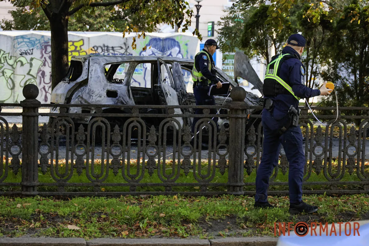 У центрі Дмитра Renault в’їхав у білборд та ліхтар: машина вигоріла вщент, момент ДТП 12