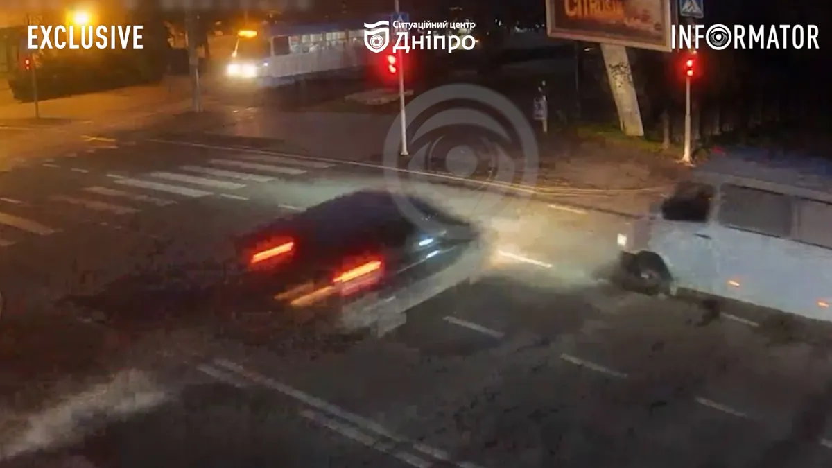 У центрі Дніпра Renault уходив від зіткнення, в’їхав у білборд та ліхтар: машина вигоріла вщент
