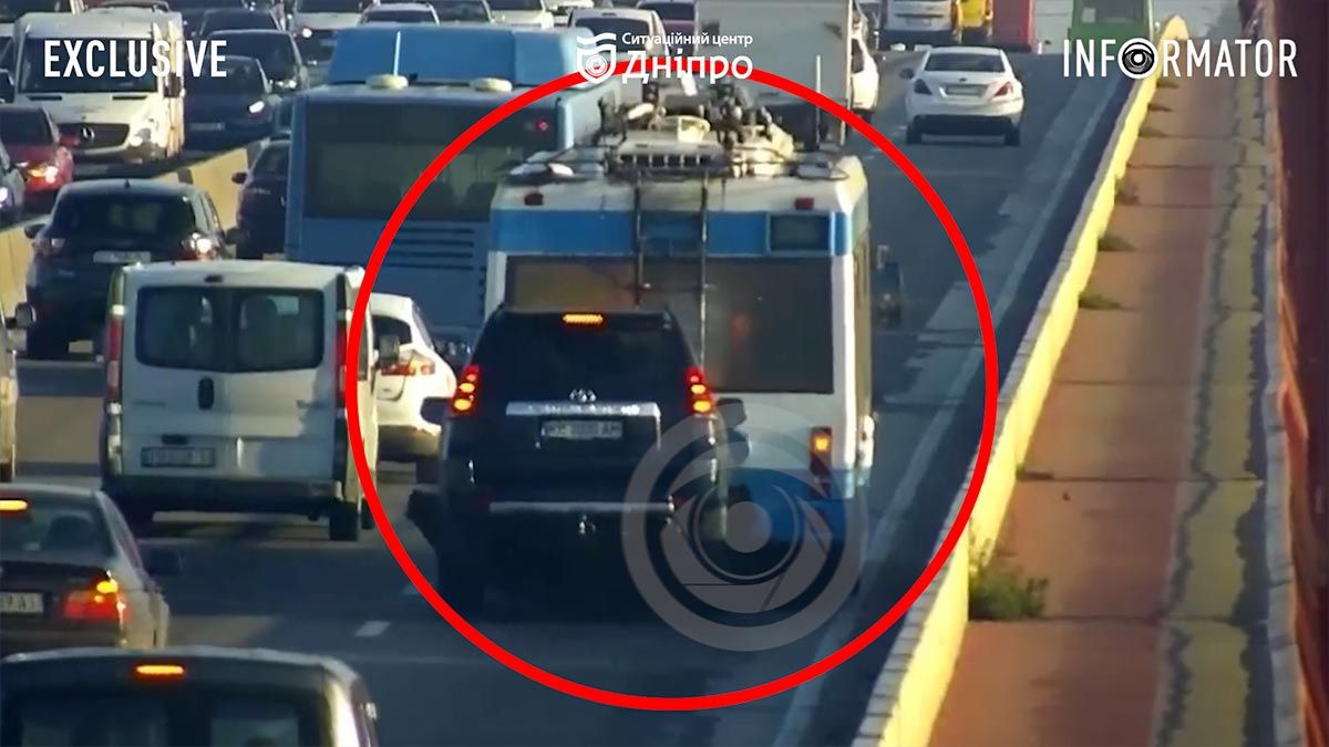 У Дніпрі на Центральному мосту Land Cruiser в’їхав у тролейбус: момент ДТП