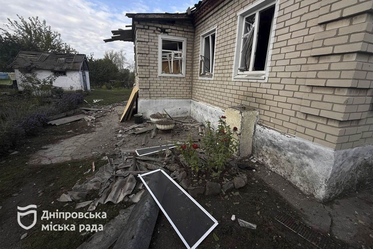 У Дніпрі через ранкову атаку 20 жовтня пошкоджені 10 приватних будинків: тривають відновлювальні роботи 2
