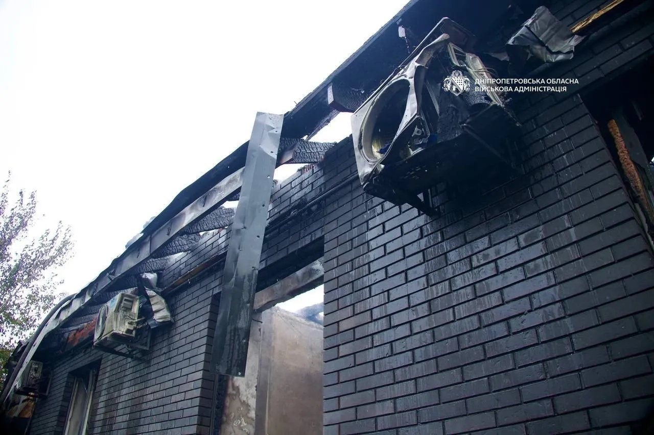 У інших будинків вибиті десятки вікон та дві покрівлі У інших будинків вибиті десятки вікон та дві покрівлі
