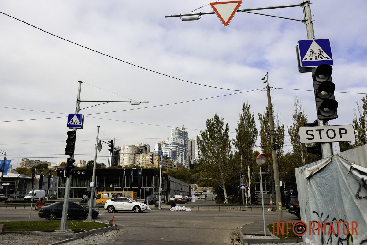 У Дніпрі на Набережній Перемоги встановлюють новий світлофор 1