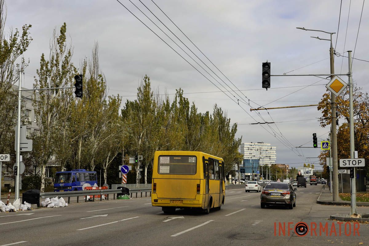 У Дніпрі на Набережній Перемоги встановлюють новий світлофор 2