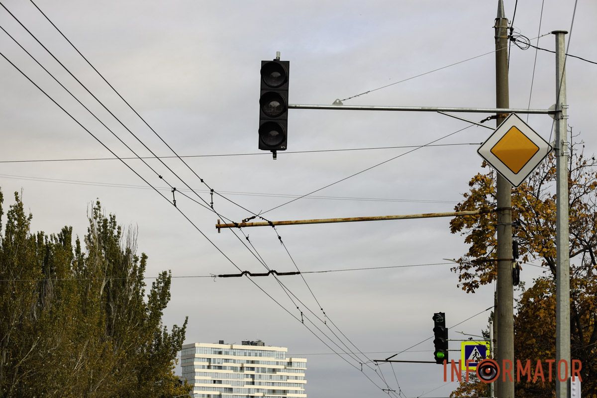 У Дніпрі на Набережній Перемоги встановлюють новий світлофор 3