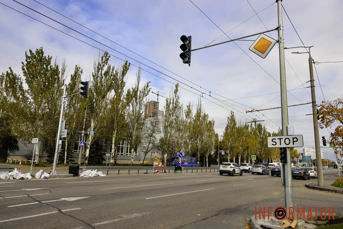 У Дніпрі на Набережній Перемоги встановлюють новий світлофор 4