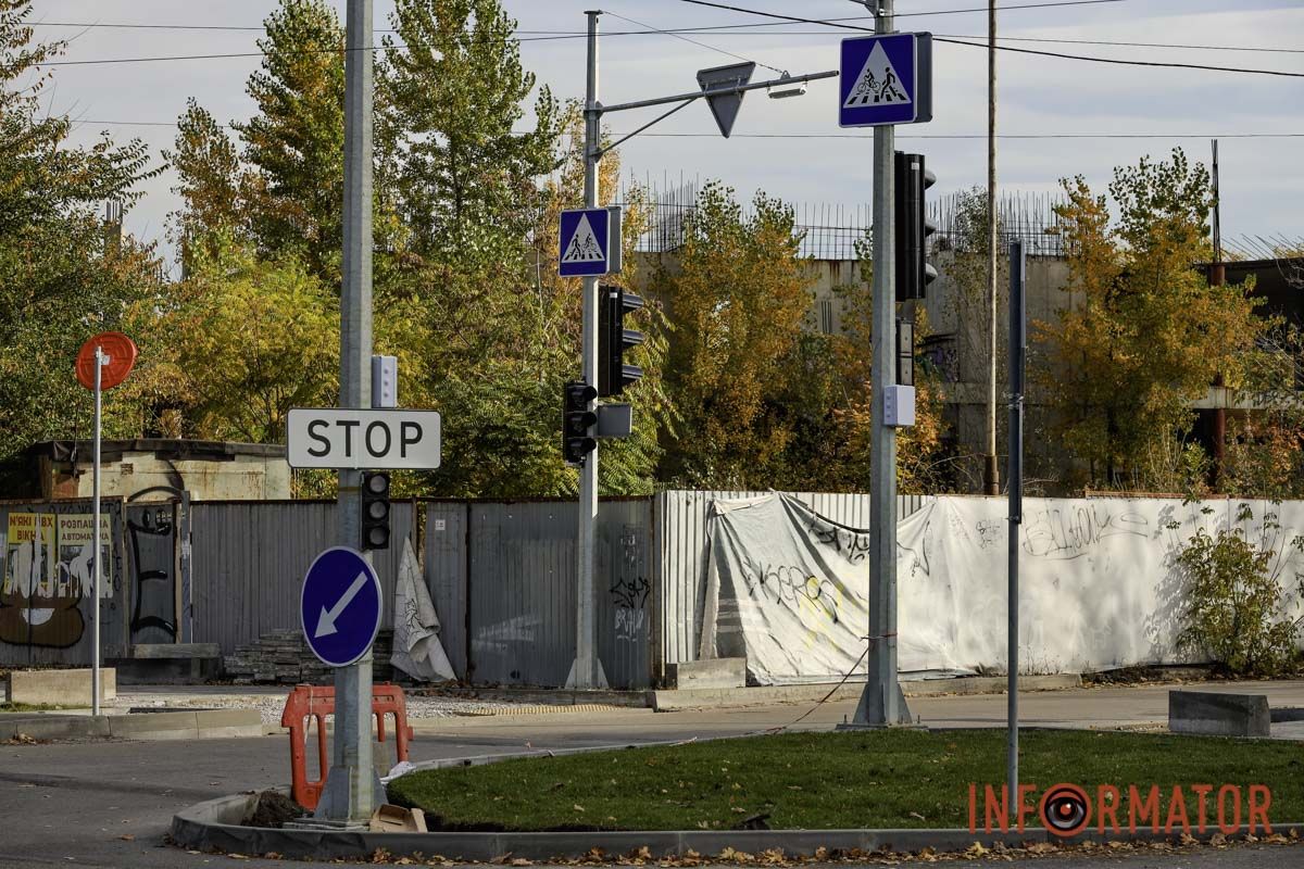 У Дніпрі на Набережній Перемоги встановлюють новий світлофор 17