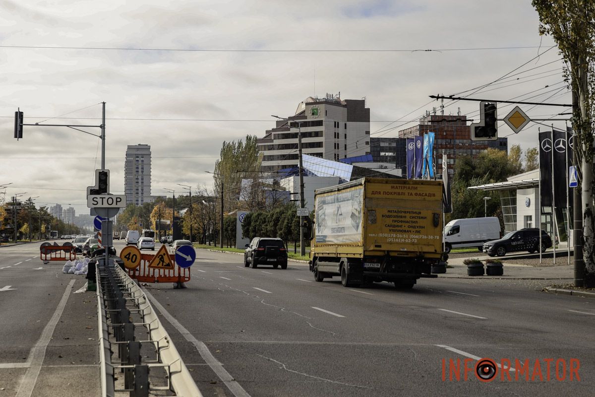 У Дніпрі на Набережній Перемоги встановлюють новий світлофор 19
