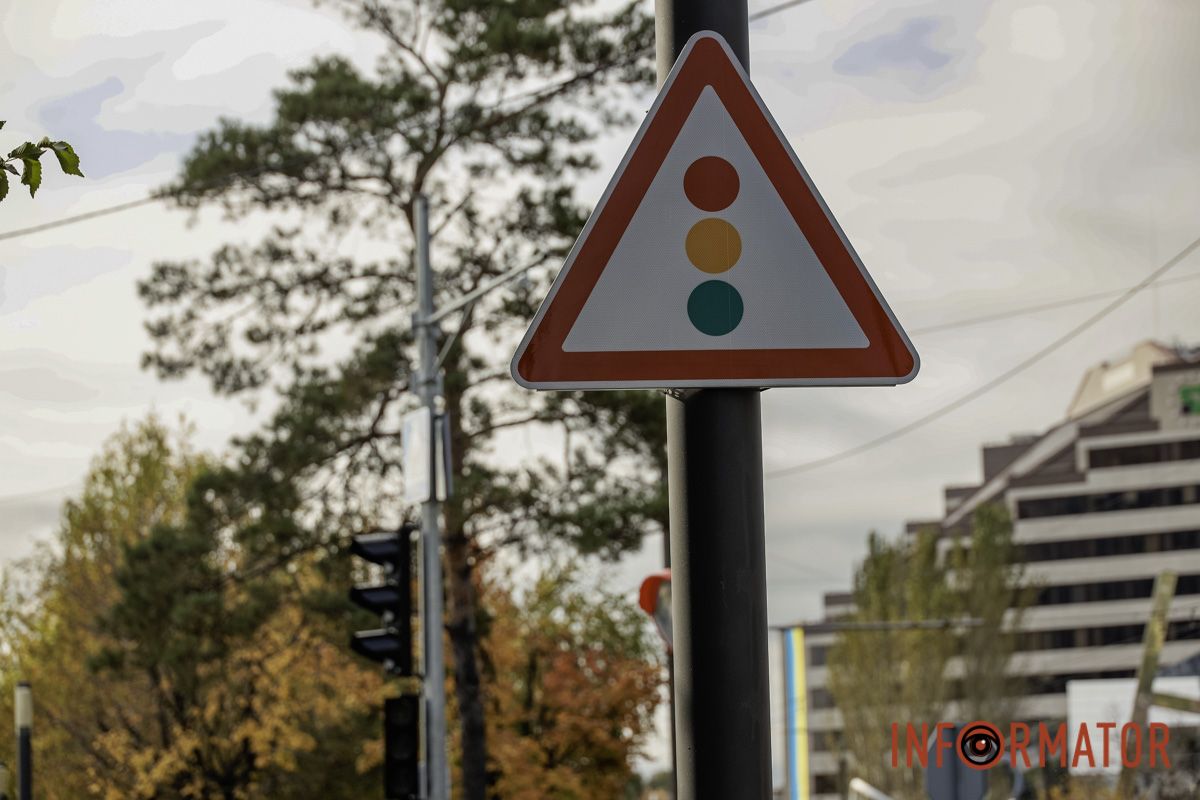 У Дніпрі на Набережній Перемоги встановлюють новий світлофор 21