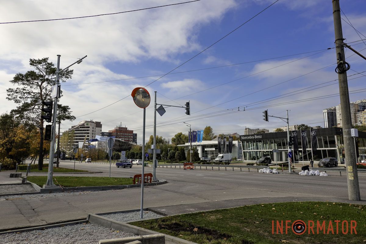 У Дніпрі на Набережній Перемоги встановлюють новий світлофор 22