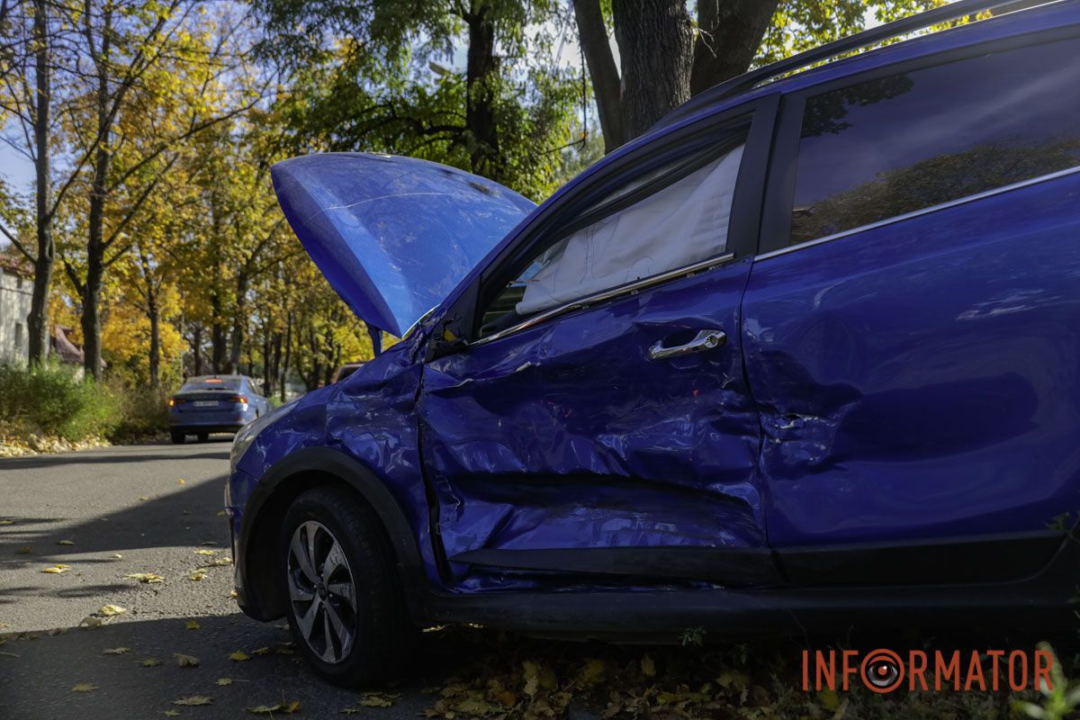В Днепре на Щепкина Renault после столкновения с Kia вылетел на пешеходную зону.