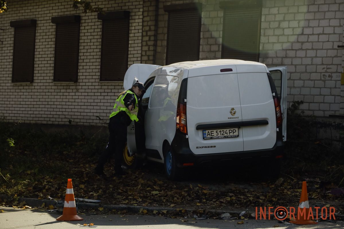 В Днепре на Щепкина Renault после столкновения с Kia вылетел на пешеходную зону 8