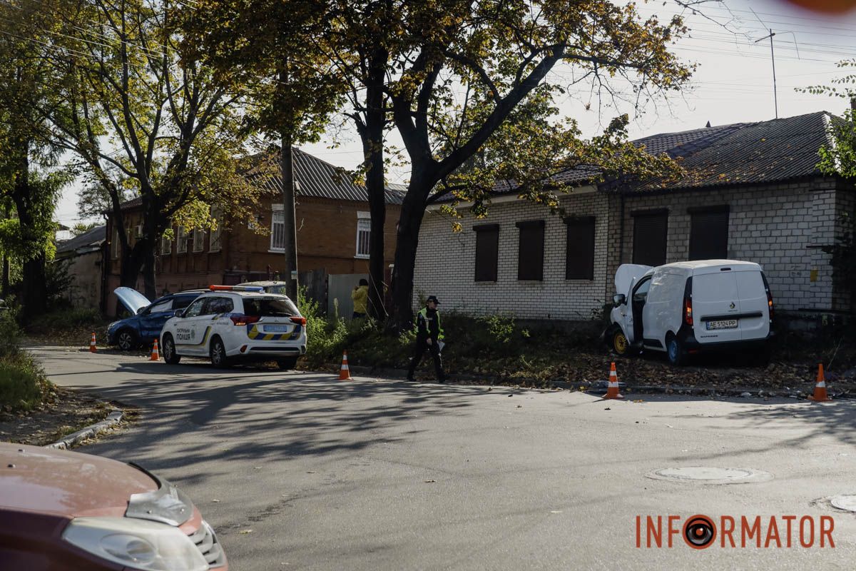 В Днепре на Щепкина Renault после столкновения с Kia вылетел на пешеходную зону 5