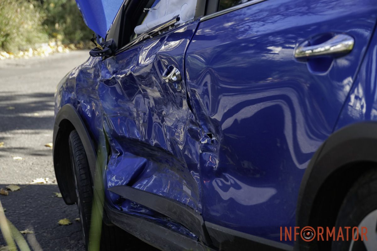 В Днепре на Щепкина Renault после столкновения с Kia вылетел на пешеходную зону 3