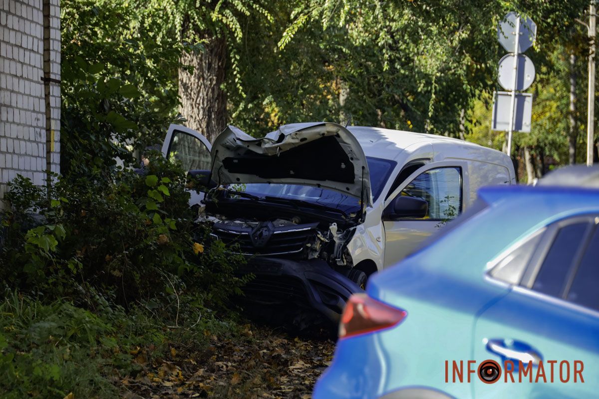 В Днепре на Щепкина Renault после столкновения с Kia вылетел на пешеходную зону 4