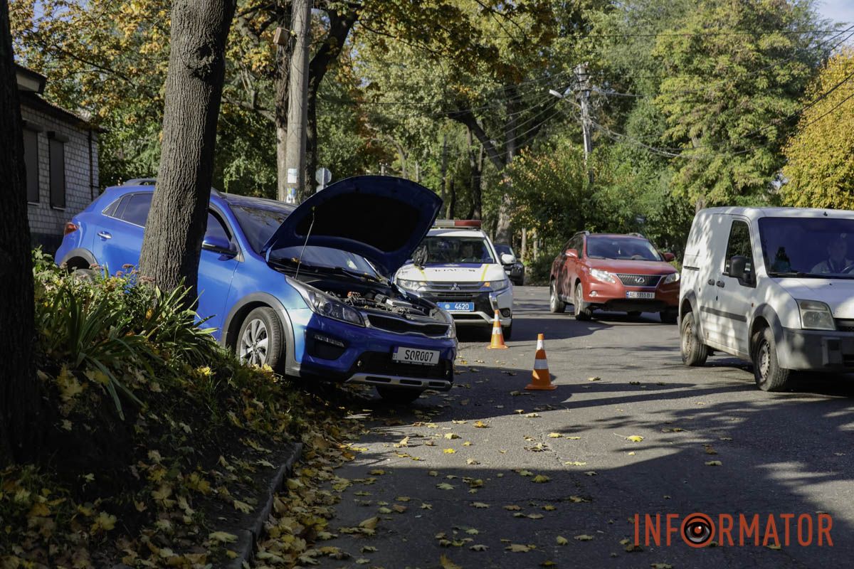 В Днепре на Щепкина Renault после столкновения с Kia вылетел на пешеходную зону 9