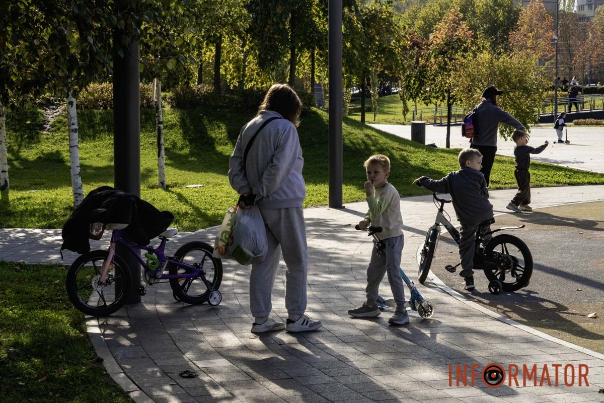 Дніпро в осінніх барвах: сквер Прибережний перетворився на мальовничу локацію 11