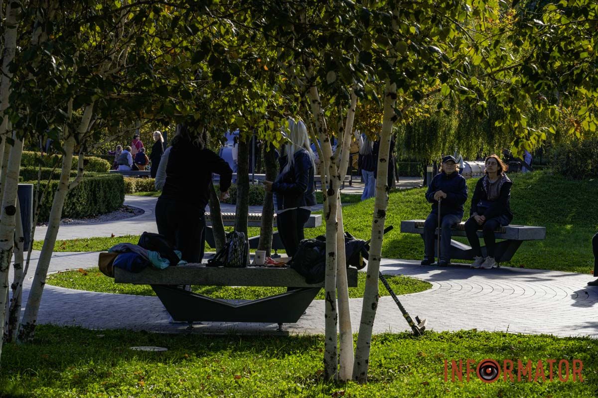 Дніпро в осінніх барвах: сквер Прибережний перетворився на мальовничу локацію 12