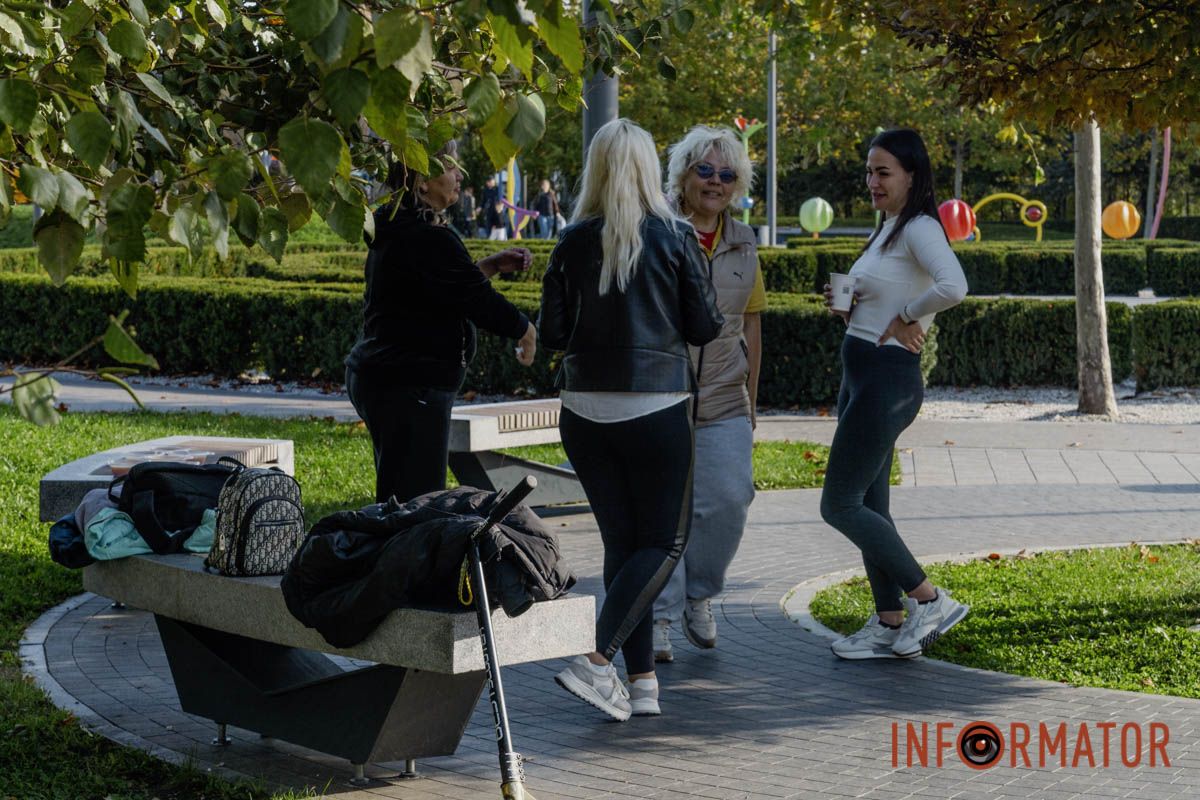 Дніпро в осінніх барвах: сквер Прибережний перетворився на мальовничу локацію 13