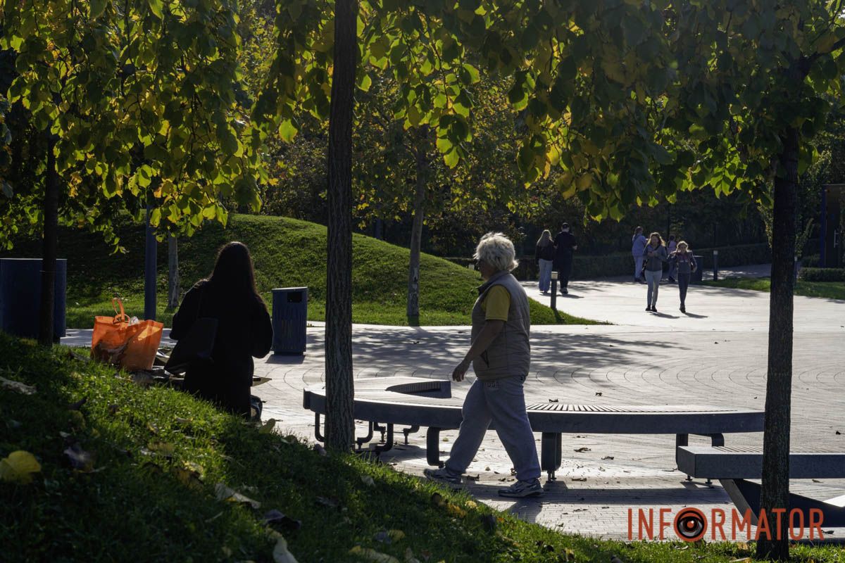 Дніпро в осінніх барвах: сквер Прибережний перетворився на мальовничу локацію 14