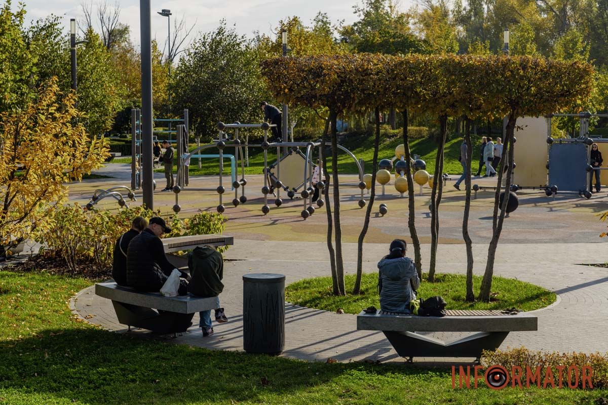 Дніпро в осінніх барвах: сквер Прибережний перетворився на мальовничу локацію 19