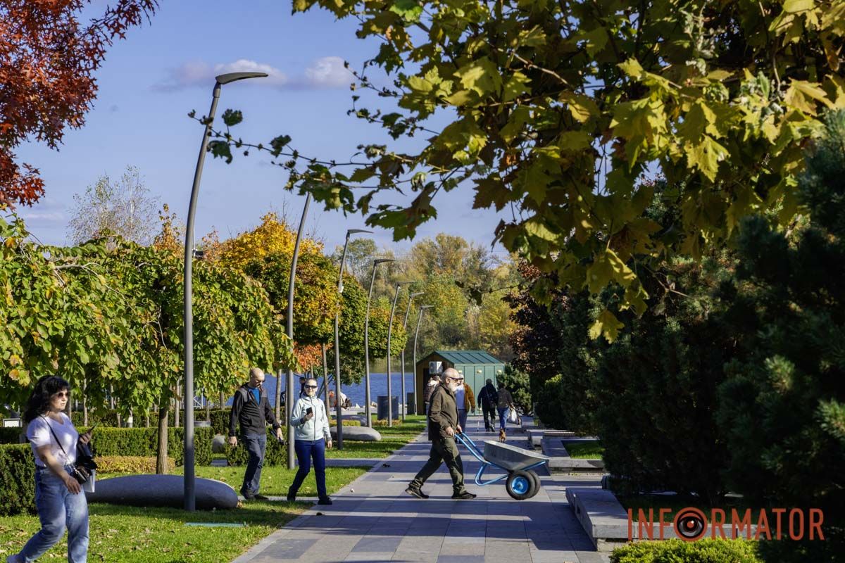 Дніпро в осінніх барвах: сквер Прибережний перетворився на мальовничу локацію 27