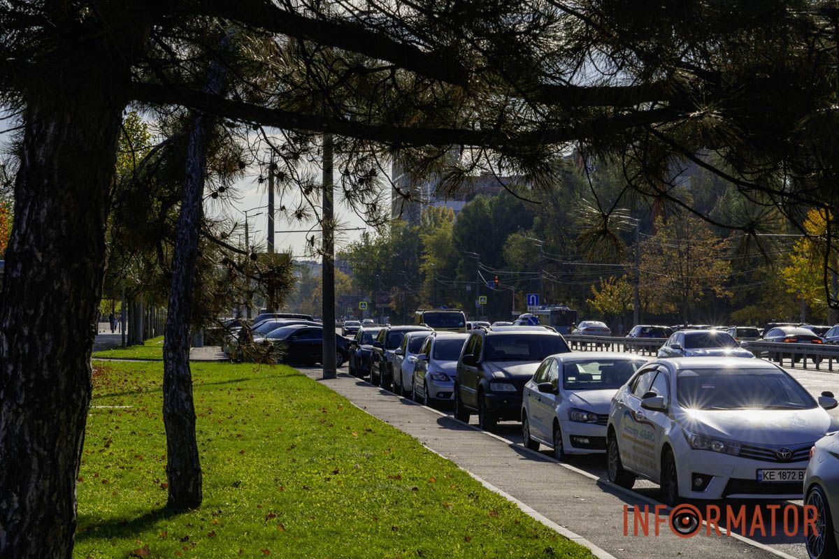Дніпро в осінніх барвах: сквер Прибережний перетворився на мальовничу локацію 33