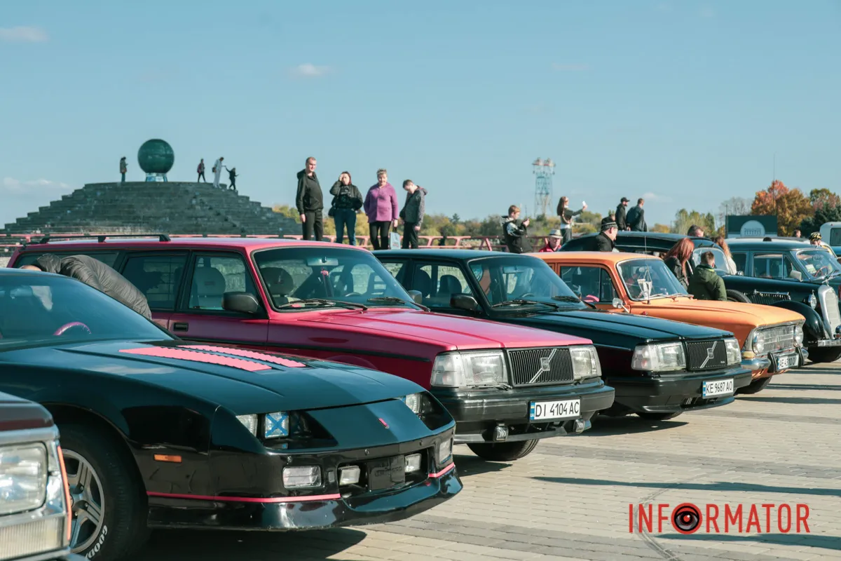 У Дніпрі відбувся пробіг-виставка ретро-автомобілів: фоторепортаж Інформатора 12