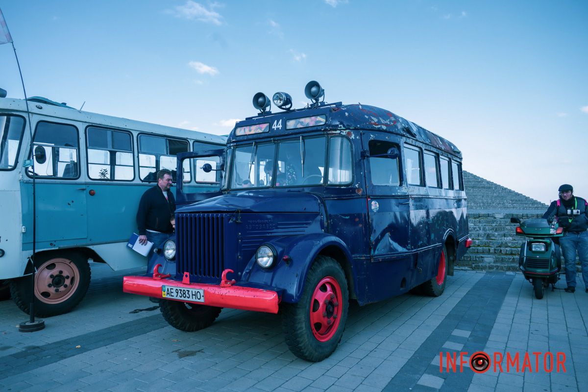 У Дніпрі відбувся пробіг-виставка ретро-автомобілів: фоторепортаж Інформатора 14