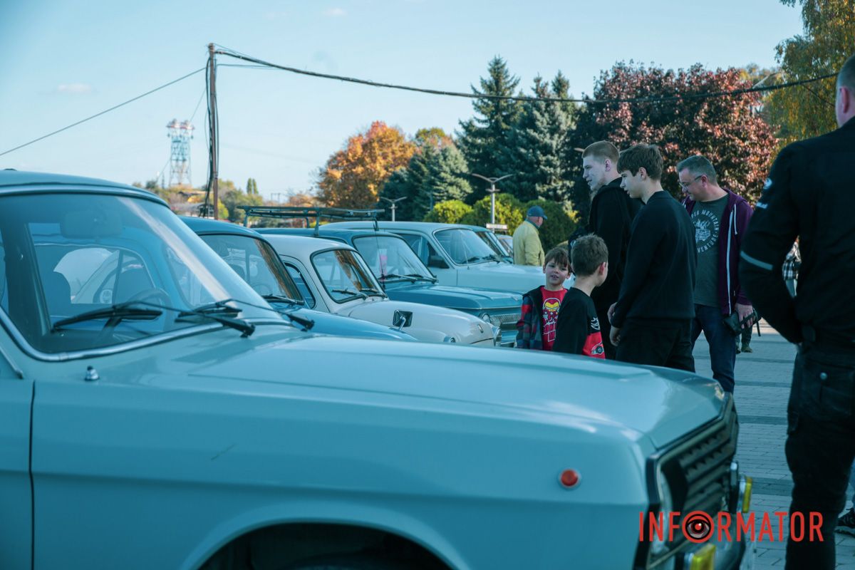 У Дніпрі відбувся пробіг-виставка ретро-автомобілів: фоторепортаж Інформатора 28