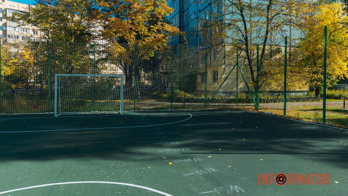 У Дніпрі на Новорічній за 5 мільйонів оновили футбольний майданчик, в закупівлях щодо якого виявили переплату