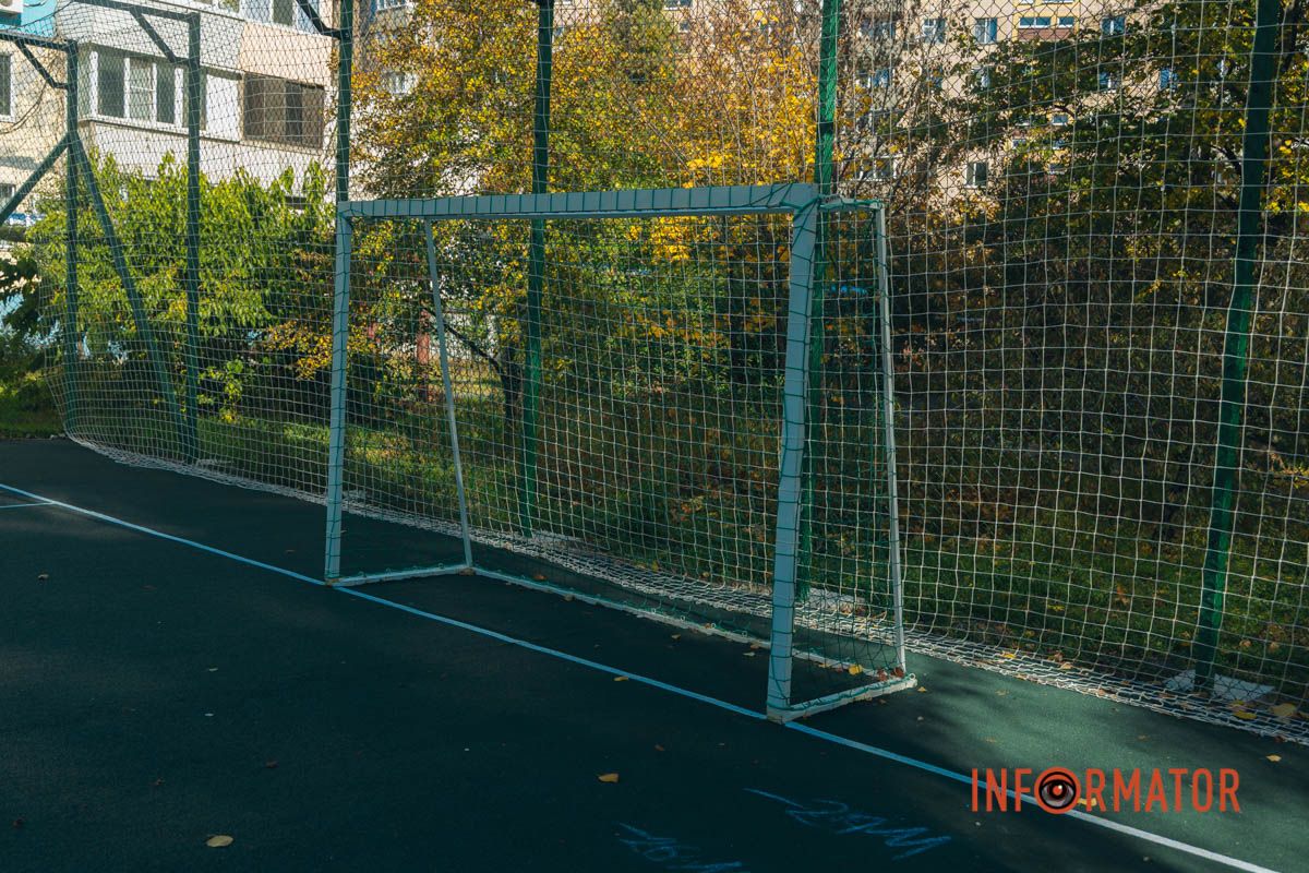 У Дніпрі на Новорічній за 5 мільйонів оновили футбольне поле, в закупівлях якого виявили переплату 12