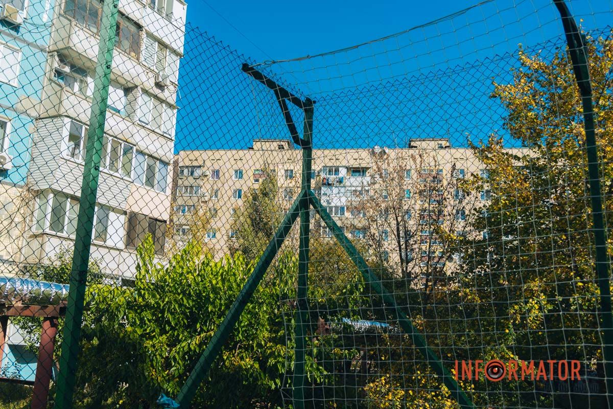 У Дніпрі на Новорічній за 5 мільйонів оновили футбольне поле, в закупівлях якого виявили переплату 2