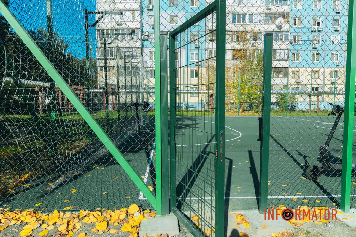 У Дніпрі на Новорічній за 5 мільйонів оновили футбольне поле, в закупівлях якого виявили переплату 9