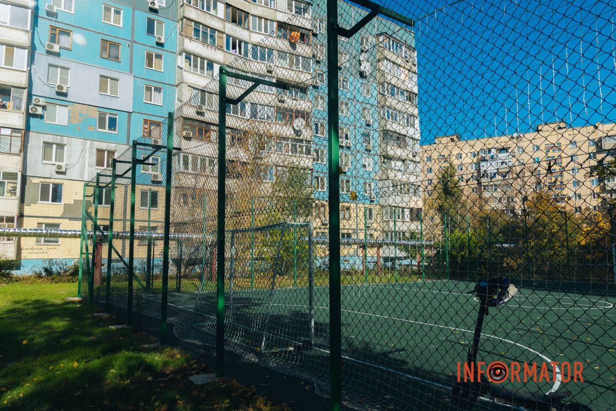 У Дніпрі на Новорічній за 5 мільйонів оновили футбольне поле, в закупівлях якого виявили переплату 4