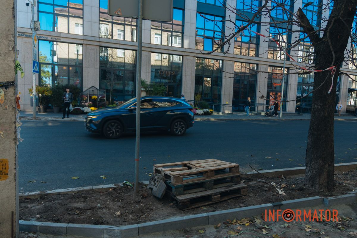 У центрі Дніпра після “бунту підрядника” відновили роботи з укладання бруківки 17