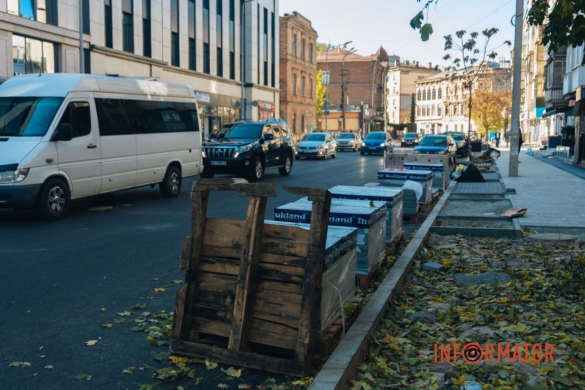 У центрі Дніпра після “бунту підрядника” відновили роботи з укладання бруківки 18