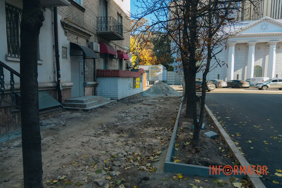 У центрі Дніпра після “бунту підрядника” відновили роботи з укладання бруківки 4