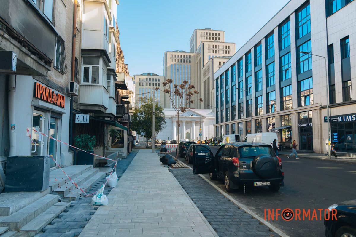 У центрі Дніпра після “бунту підрядника” відновили роботи з укладання бруківки 9