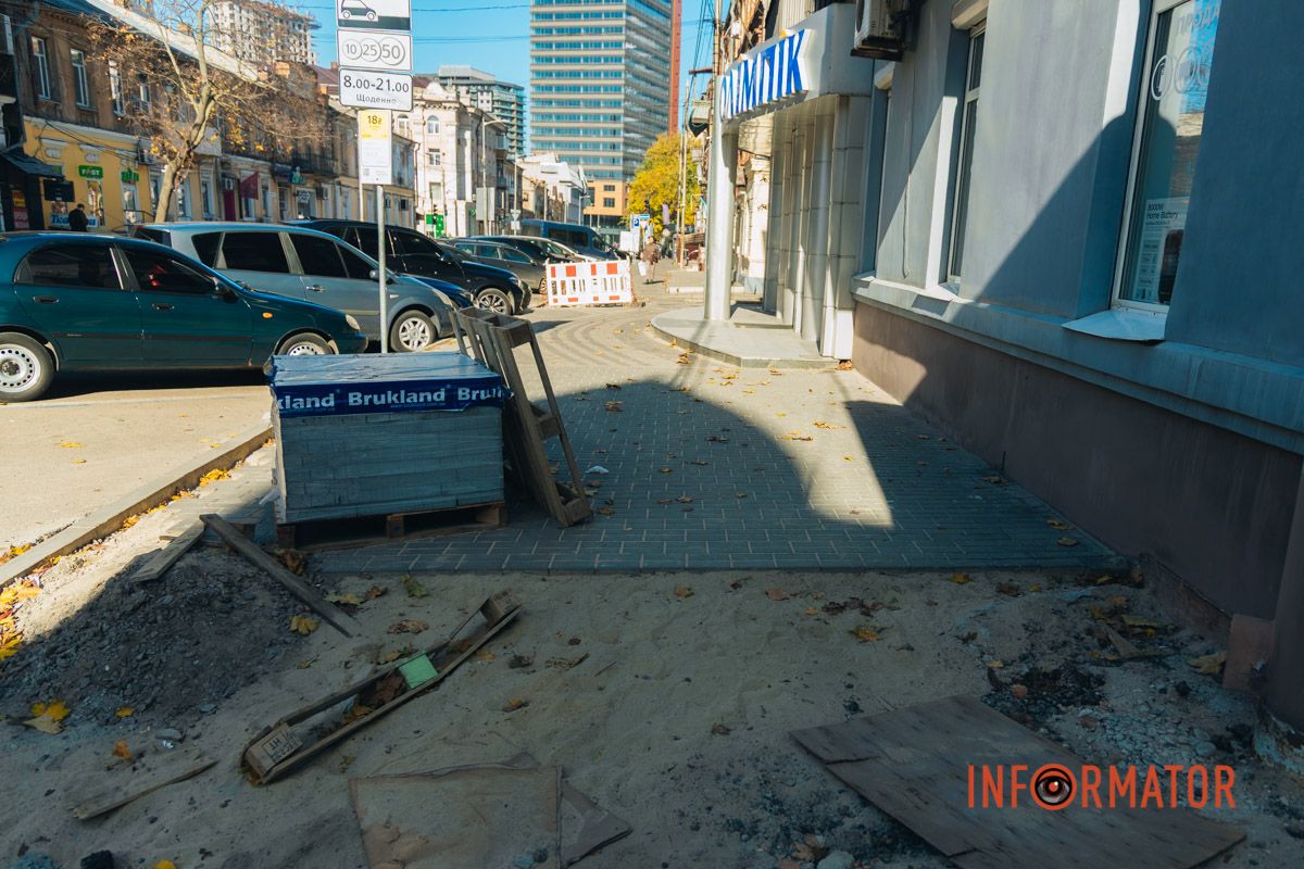 У центрі Дніпра після “бунту підрядника” відновили роботи з укладання бруківки 10