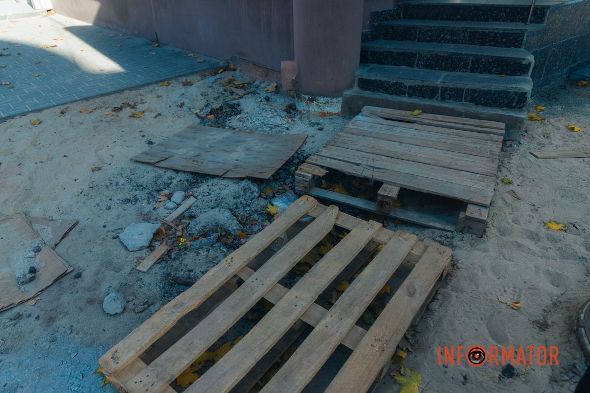 У центрі Дніпра після “бунту підрядника” відновили роботи з укладання бруківки 12