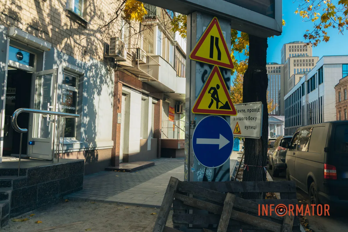 У центрі Дніпра після “бунту підрядника” відновили роботи з укладання бруківки 6