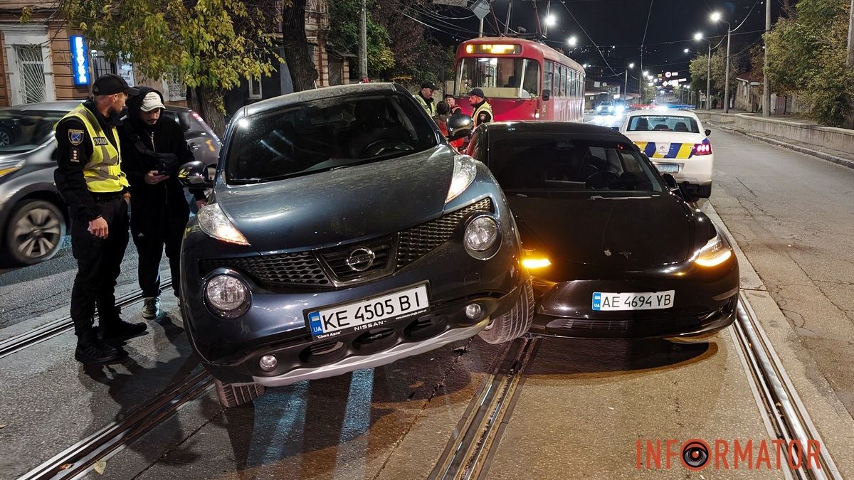 У Дніпрі на Архітектора Олега Петрова Nissan заїхав на Tesla та завис на ній: заблокований рух трамвая №5
