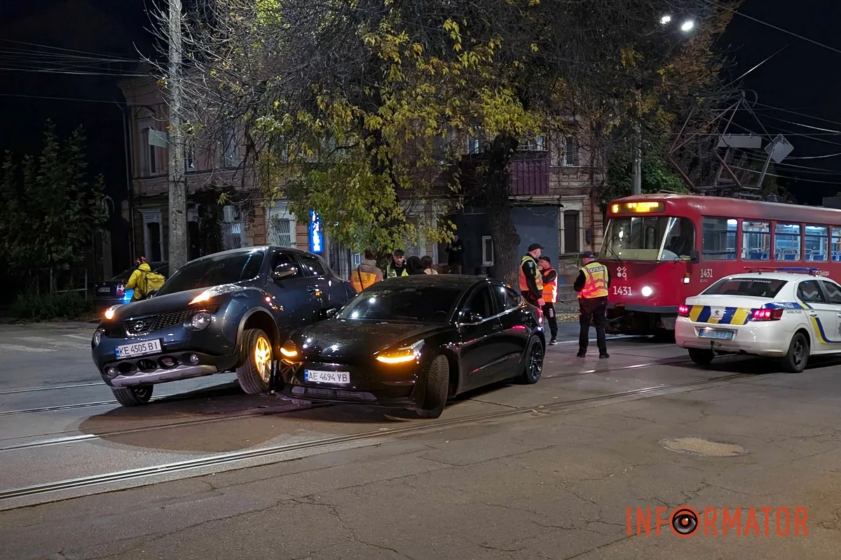 ДТП на вулиці Архітектора Олега Петрова У Дніпрі на Архітектора Олега Петрова Nissan заїхав на Tesla та завис на ній: заблокований рух трамвая №5 1