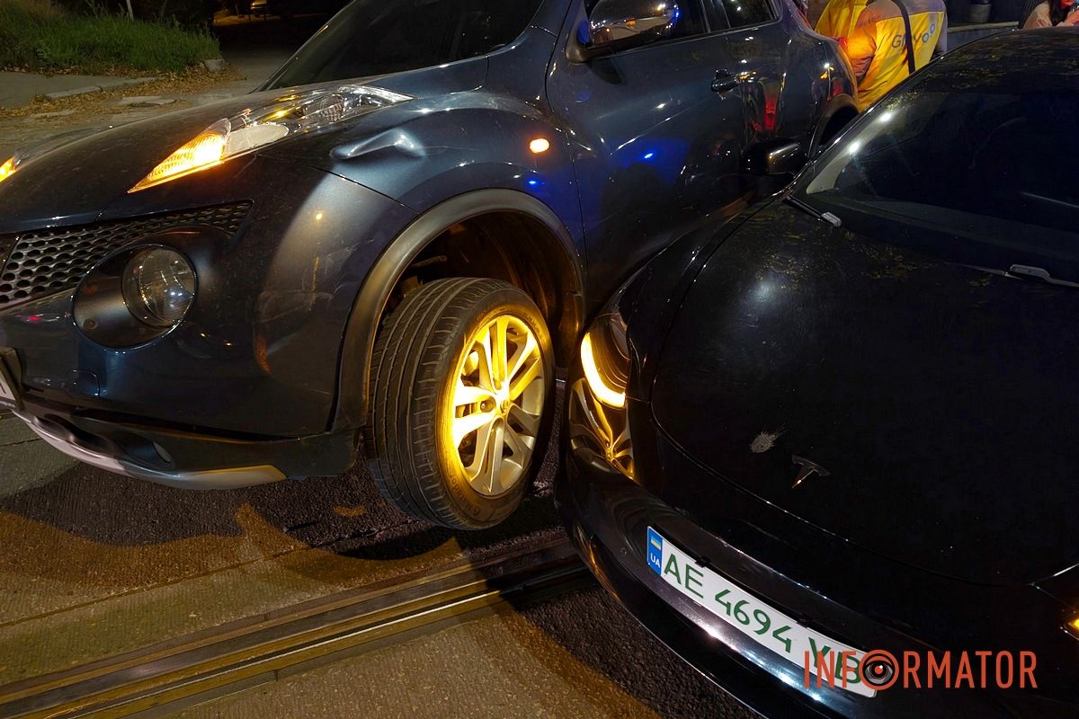 Nissan майже заїхав на Tesla та завис на ній У Дніпрі на Архітектора Олега Петрова Nissan заїхав на Tesla та завис на ній: заблокований рух трамвая №5 5