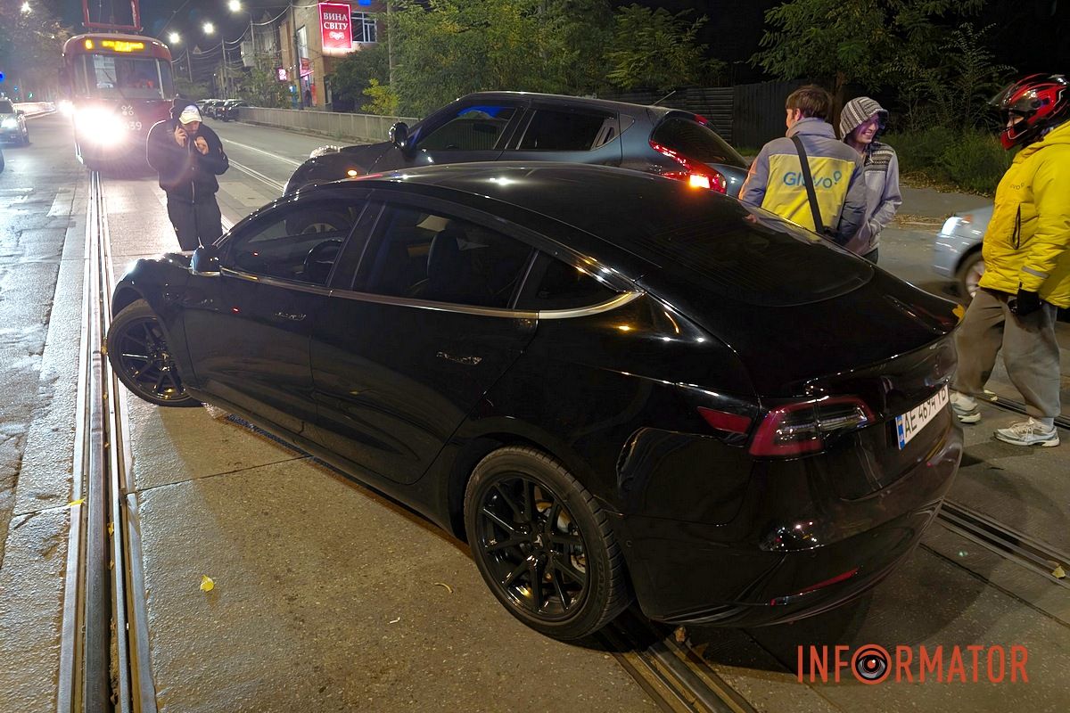 Правоохоронці з’ясовують усі обставини аварії У Дніпрі на Архітектора Олега Петрова Nissan заїхав на Tesla та завис на ній: заблокований рух трамвая №5 9