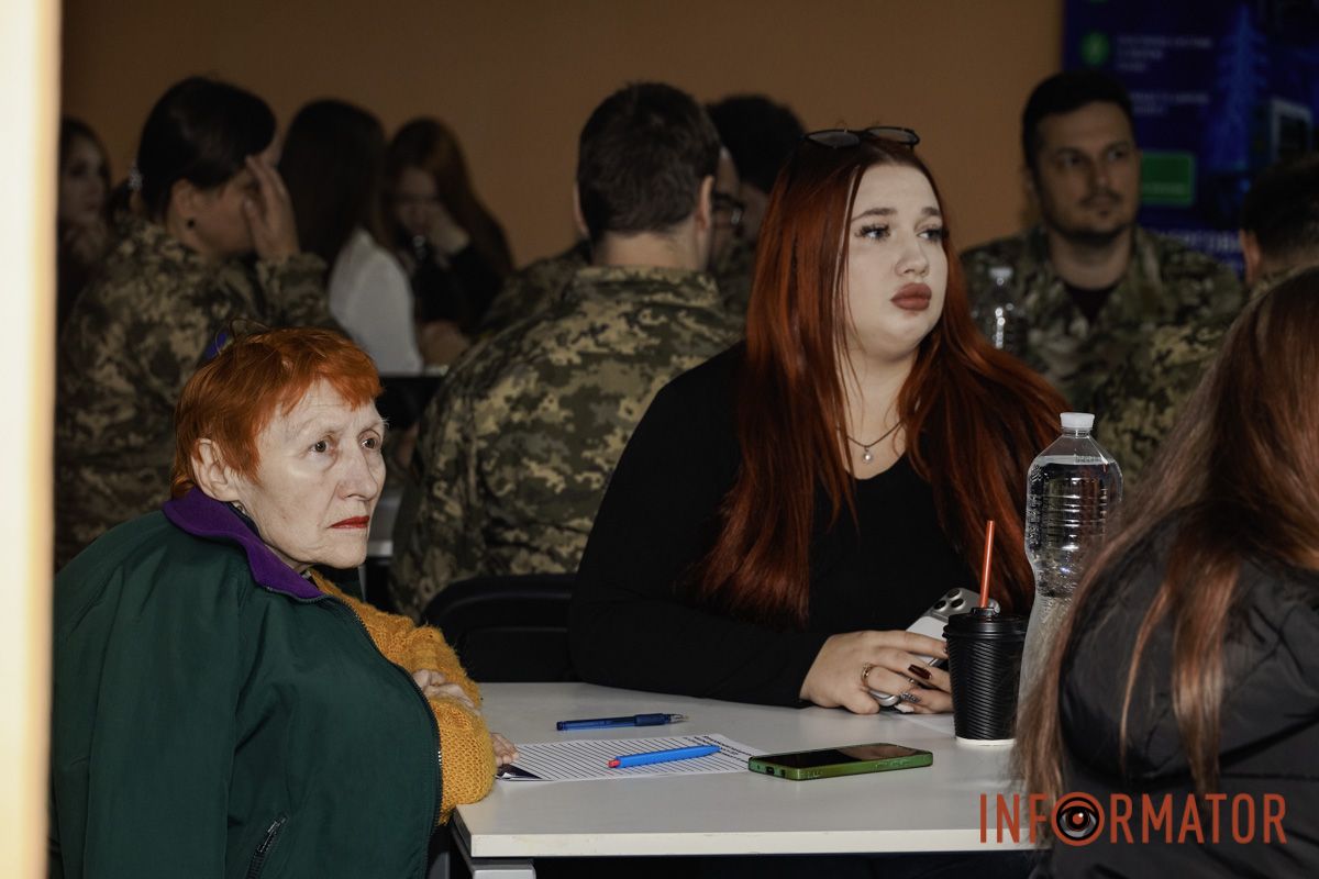 Перед початком диктори зачитали весь текст Як у Дніпрі 27 жовтня пройшов національний диктант єдності 15