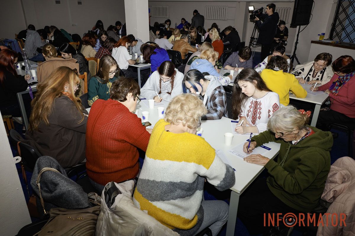 Під час написання диктанту в приміщенні стояла тиша Як у Дніпрі 27 жовтня пройшов національний диктант єдності 17