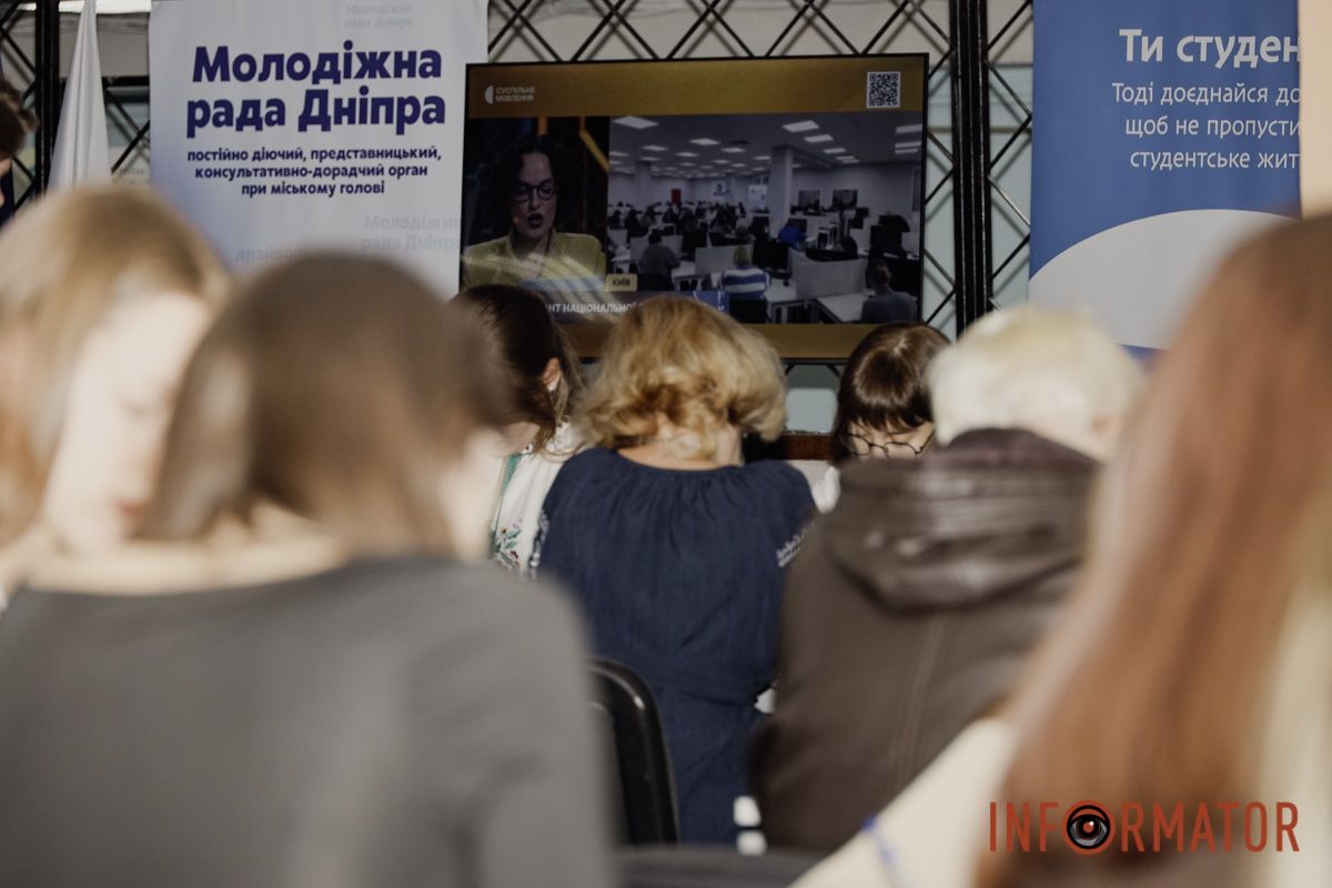 Одночасно велася трансляція з телебачення Як у Дніпрі 27 жовтня пройшов національний диктант єдності 18