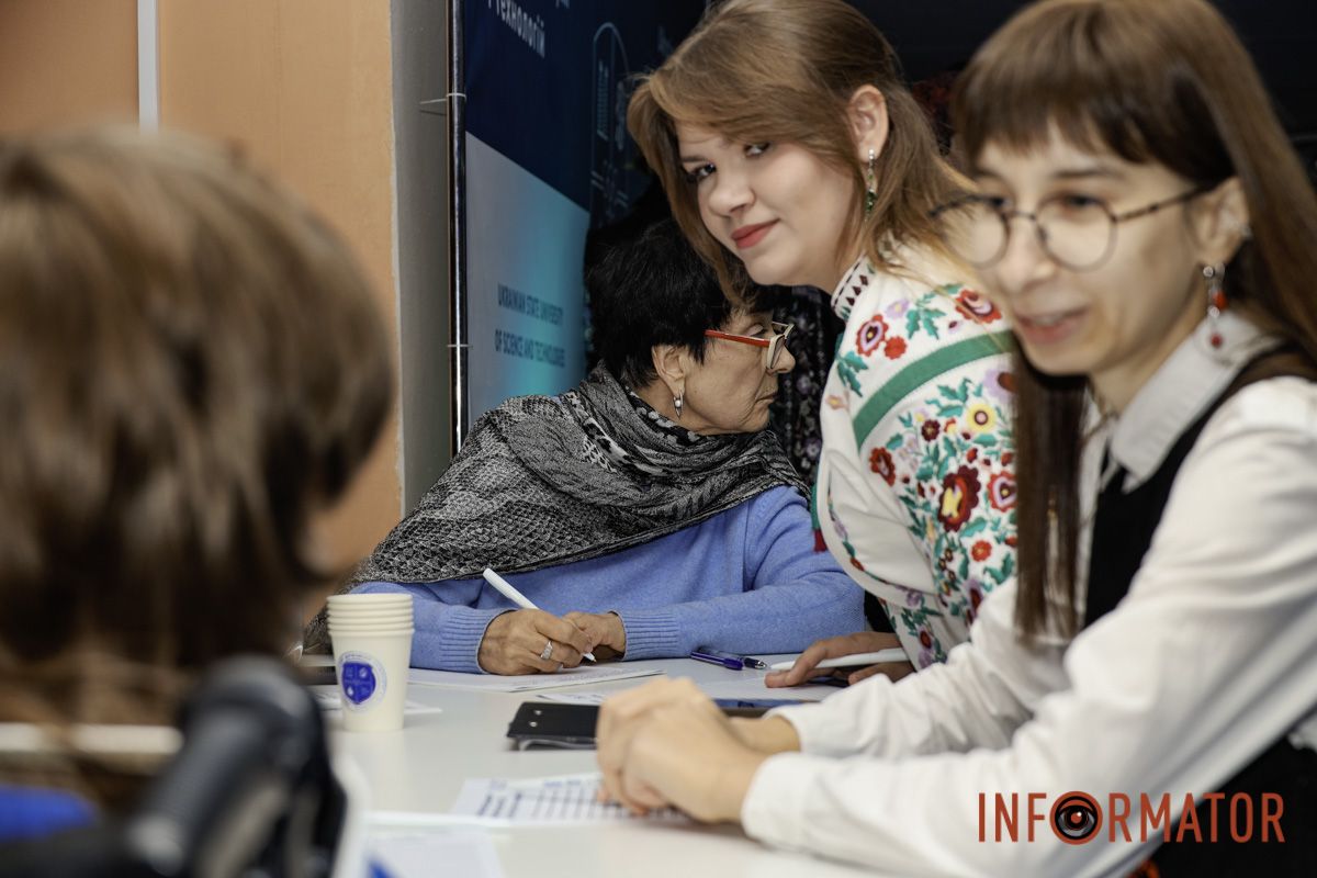 Шукайте себе на фото Як у Дніпрі 27 жовтня пройшов національний диктант єдності 25